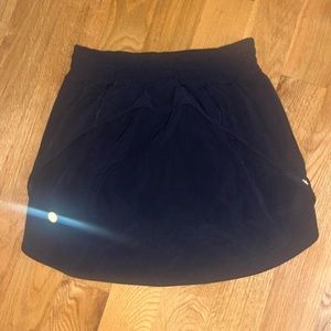 size 6 black lululemon skirt. worn once.